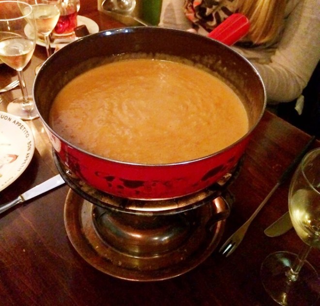 La fondue à la tomate se mange généralement avec des petites pommes de terre sur lesquelles on verse le fromage onctueux avec une louche
